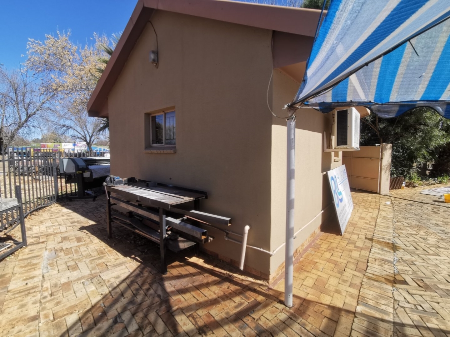 To Let  Bedroom Property for Rent in Flamwood North West